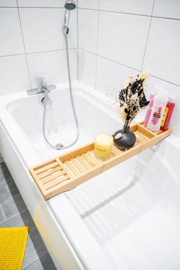 Bv Spacious 1-Bedroom Apartment Close To Town Center - Sleeps 6 Bradford (West Yorkshire) Exterior foto